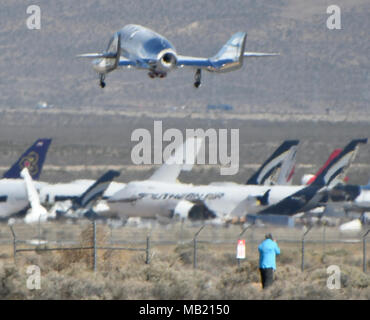 4-5-18. Mojave CA. Virgin Galactic schließt erste Rakete - Testflug powered Donnerstag. Jungfrau GalacticÃ • s Zweite pilotiert suborbitale Raumschiff seine erste Rakete mit eigener Stromversorgung Flug Donnerstag, dreieinhalb Jahre nach dem Verlust von einem früheren Modell bei einem Unfall, einem Test Pilot getötet und verletzt... zur Fähre zahlenden Weltraumtouristen und Forschung Nutzlasten von Raum, Jungfrau GalacticÃ • s SpaceShipTwo Fahrzeug in der Entwicklung wurde mehr als ein Jahrzehnt. Richard Branson, Gründer der Virgin Group, modelliert die SpaceShipTwo Design auf SpaceShipOne, ein kleineres rocket Ebene, Stockfoto