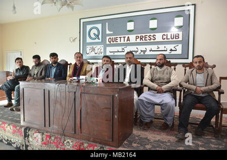 QUETTA, Pakistan. Feb-12 2018: Vertreter von saylani Welfare Trust Herr Muhammad Arif Lakhani und Vorsitzenden helfende Hände Balochistan Prof Dr. Sher Zaman Mandokhail, Jahangir Langau, Mudasir Aro und andere Adressierung eine Pressekonferenz zum Thema Freier Essen bietet Programm für Patienten in staatlichen Krankenhäusern in Belutschistan an der Presse Club. Stockfoto