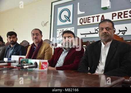 QUETTA, Pakistan. Feb-12 2018: Vertreter von saylani Welfare Trust Herr Muhammad Arif Lakhani und Vorsitzenden helfende Hände Balochistan Prof Dr. Sher Zaman Mandokhail, Jahangir Langau, Mudasir Aro und andere Adressierung eine Pressekonferenz zum Thema Freier Essen bietet Programm für Patienten in staatlichen Krankenhäusern in Belutschistan an der Presse Club. Stockfoto