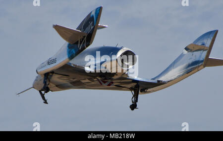 Mojave, Kalifornien, USA. 5 Apr, 2018. Virgin Galactic's zweite pilotiert suborbitale Raumschiff seine erste Rakete - angetriebene Testflug, dreieinhalb Jahre nach dem Verlust von einem früheren Modell bei einem Unfall, einem Test Pilot getötet. Zur Fähre zahlenden Weltraumtouristen und Forschung Nutzlasten von Raum, von Virgin Galactic SpaceShipTwo Fahrzeug hat in der Entwicklung seit mehr als einem Jahrzehnt. Der geflügelte Fahrzeug, VSS Einheit, fiel aus dem Bauch von der Virgin Galactic Trägerflugzeug, VMS Eve, und seine Hybrid rocket Motor gefeuert für 30 Sekunden und beschleunigt auf eine Geschwindigkeit von Mach 1. Stockfoto