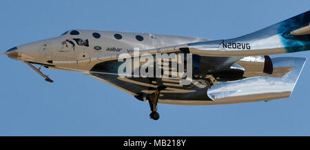 Mojave, Kalifornien, USA. 5 Apr, 2018. Virgin Galactic's zweite pilotiert suborbitale Raumschiff seine erste Rakete - angetriebene Testflug, dreieinhalb Jahre nach dem Verlust von einem früheren Modell bei einem Unfall, einem Test Pilot getötet. Zur Fähre zahlenden Weltraumtouristen und Forschung Nutzlasten von Raum, von Virgin Galactic SpaceShipTwo Fahrzeug hat in der Entwicklung seit mehr als einem Jahrzehnt. Der geflügelte Fahrzeug, VSS Einheit, fiel aus dem Bauch von der Virgin Galactic Trägerflugzeug, VMS Eve, und seine Hybrid rocket Motor gefeuert für 30 Sekunden und beschleunigt auf eine Geschwindigkeit von Mach 1. Stockfoto