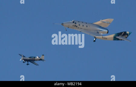 Mojave, Kalifornien, USA. 5 Apr, 2018. Virgin Galactic's zweite pilotiert suborbitale Raumschiff seine erste Rakete - angetriebene Testflug, dreieinhalb Jahre nach dem Verlust von einem früheren Modell bei einem Unfall, einem Test Pilot getötet. Zur Fähre zahlenden Weltraumtouristen und Forschung Nutzlasten von Raum, von Virgin Galactic SpaceShipTwo Fahrzeug hat in der Entwicklung seit mehr als einem Jahrzehnt. Der geflügelte Fahrzeug, VSS Einheit, fiel aus dem Bauch von der Virgin Galactic Trägerflugzeug, VMS Eve, und seine Hybrid rocket Motor gefeuert für 30 Sekunden und beschleunigt auf eine Geschwindigkeit von Mach 1. Stockfoto