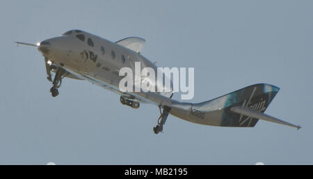 Mojave, Kalifornien, USA. 5 Apr, 2018. Virgin Galactic's zweite pilotiert suborbitale Raumschiff seine erste Rakete - angetriebene Testflug, dreieinhalb Jahre nach dem Verlust von einem früheren Modell bei einem Unfall, einem Test Pilot getötet. Zur Fähre zahlenden Weltraumtouristen und Forschung Nutzlasten von Raum, von Virgin Galactic SpaceShipTwo Fahrzeug hat in der Entwicklung seit mehr als einem Jahrzehnt. Der geflügelte Fahrzeug, VSS Einheit, fiel aus dem Bauch von der Virgin Galactic Trägerflugzeug, VMS Eve, und seine Hybrid rocket Motor gefeuert für 30 Sekunden und beschleunigt auf eine Geschwindigkeit von Mach 1. Stockfoto