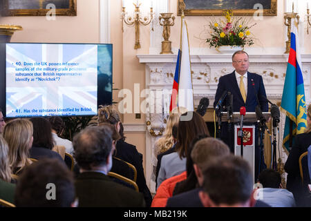 (180405) -- LONDON, 5. April 2018 (Xinhua) - russischer Botschafter in Großbritannien Alexander Yakovenko (Hinten) nimmt an einer Pressekonferenz in der Russischen Botschafter in London, Großbritannien, am 5. April 2018. Der russische Botschafter in Großbritannien Alexander Yakovenko am Donnerstag forderte die internationale Gemeinschaft nicht bereit ist, sich mit dem Vereinigten Königreich und den Vereinigten Staaten über die Vergiftung von Sergej Skripal nach Russlands Vorschlag für eine gemeinsame Untersuchung, die an einem Treffen der Organisation für das Verbot chemischer Waffen (OVCW) Mittwoch gewählt worden ist. (Xinhua / Ray Tang) Stockfoto