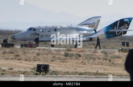 Mojave, Kalifornien, USA. 5 Apr, 2018. Virgin Galactic's zweite pilotiert suborbitale Raumschiff seine erste Rakete - angetriebene Testflug, dreieinhalb Jahre nach dem Verlust von einem früheren Modell bei einem Unfall, einem Test Pilot getötet. Zur Fähre zahlenden Weltraumtouristen und Forschung Nutzlasten von Raum, von Virgin Galactic SpaceShipTwo Fahrzeug hat in der Entwicklung seit mehr als einem Jahrzehnt. Der geflügelte Fahrzeug, VSS Einheit, fiel aus dem Bauch von der Virgin Galactic Trägerflugzeug, VMS Eve, und seine Hybrid rocket Motor gefeuert für 30 Sekunden und beschleunigt auf eine Geschwindigkeit von Mach 1. Stockfoto