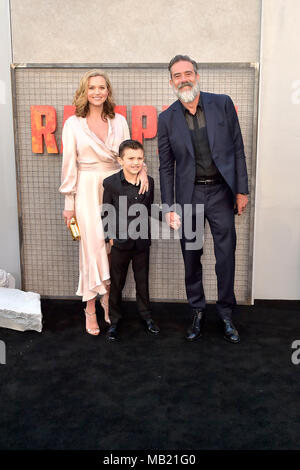 Jeffrey Dean Morgan, seiner Frau und seinem Sohn Hilarie Burton Augustus Morgan an der 'Rampage - Große trifft Größer' Weltpremiere auf der Microsoft Theater am 4. April 2018 in Los Angeles, Kalifornien. Stockfoto