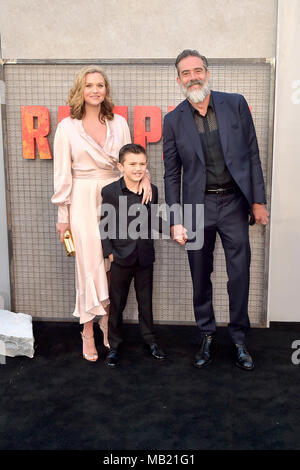 Jeffrey Dean Morgan, seiner Frau und seinem Sohn Hilarie Burton Augustus Morgan an der 'Rampage - Große trifft Größer' Weltpremiere auf der Microsoft Theater am 4. April 2018 in Los Angeles, Kalifornien. Stockfoto