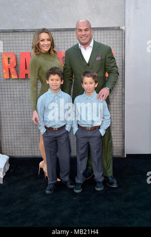 Amber Nichole Miller und Tito Ortiz mit ihren Kindern Jesse Jameson Ortiz und Reise Jette Ortiz an der 'Rampage - Große trifft Größer' Weltpremiere auf der Microsoft Theater am 4. April 2018 in Los Angeles, Kalifornien. Stockfoto