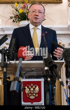 London, Großbritannien. 5 Apr, 2018. Russischer Botschafter in Großbritannien Alexander Yakovenko Adressen eine Pressekonferenz, bei der russische Botschafter in London, Großbritannien, am 5. April 2018. Der russische Botschafter in Großbritannien Alexander Yakovenko am Donnerstag forderte die internationale Gemeinschaft nicht bereit ist, sich mit dem Vereinigten Königreich und den Vereinigten Staaten über die Vergiftung von Sergej Skripal nach Russlands Vorschlag für eine gemeinsame Untersuchung, die an einem Treffen der Organisation für das Verbot chemischer Waffen (OVCW) Mittwoch gewählt worden ist. Credit: Ray Tang/Xinhua/Alamy leben Nachrichten Stockfoto