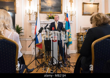 (180405) -- LONDON, 5. April 2018 (Xinhua) - russischer Botschafter in Großbritannien Alexander Yakovenko (C) Adressen eine Pressekonferenz, bei der russische Botschafter in London, Großbritannien, am 5. April 2018. Der russische Botschafter in Großbritannien Alexander Yakovenko am Donnerstag forderte die internationale Gemeinschaft nicht bereit ist, sich mit dem Vereinigten Königreich und den Vereinigten Staaten über die Vergiftung von Sergej Skripal nach Russlands Vorschlag für eine gemeinsame Untersuchung, die an einem Treffen der Organisation für das Verbot chemischer Waffen (OVCW) Mittwoch gewählt worden ist. (Xinhua / Ray Tang) Stockfoto
