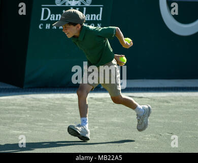 Charleston, South Carolina, USA. 5 Apr, 2018. Die kleinsten Kugel kid am Volvo Auto Öffnen am Familie Kreis Tennis Center in Charleston, South Carolina gespielt wird. © Leslie Billman/Tennisclix/CSM/Alamy leben Nachrichten Stockfoto