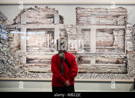 (180405) - NEW YORK, April 5, 2018 (Xinhua) - Ein Besucher schaut auf zerstörten Haus Piet Mondriaanstraat 1, die Arbeit der niederländische Fotograf Marjan Teeuwen, an AIPAD (Vereinigung der Internationalen Fotografie Kunst Händler) der Fotografie Show in New York, USA, am 5. April 2018. Die 38. Ausgabe der Fotografie zeigen ist von April 5. bis 8. April statt. Rund 100 der führenden Fine Art Fotografie Galerien der Welt präsentieren eine ganze Palette von Museum - Qualität der Arbeit einschließlich der Moderne und des 19. Jahrhunderts Fotografien, sowie Foto-basierte Kunst, Video und neue Medien. (Xinhua Stockfoto