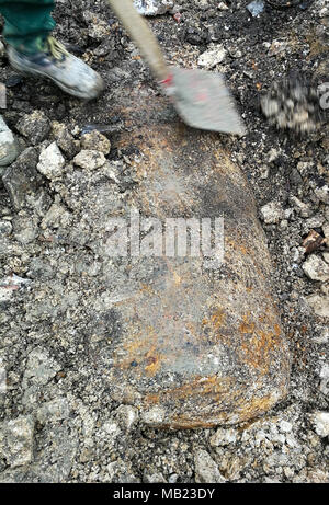 04 April 2018, Deutschland, Paderborn: Foto eines 1,8 t Britische dud gefunden nur 80 cm U-Bahn während der Gartenarbeit. 26 000 Bewohner in einem 1 km Radius um die Bombe haben ihre Häuser für die Deaktivierung zu verlassen. Die Stadt plant, die größte Evakuierung in der Geschichte. Foto: Stefan Werth/dpa Stockfoto