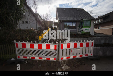 04 April 2018, Deutschland, Paderborn: Blick auf die Anlage. Ein 1,8 Tonnen britisches dud war nur 80 cm U-Bahn während der Gartenarbeit gefunden. 26 000 Bewohner in einem 1 km Radius um die Bombe haben ihre Häuser für die Deaktivierung zu verlassen. Die Stadt plant, die größte Evakuierung in der Geschichte. Foto: Friso Gentsch/dpa Stockfoto