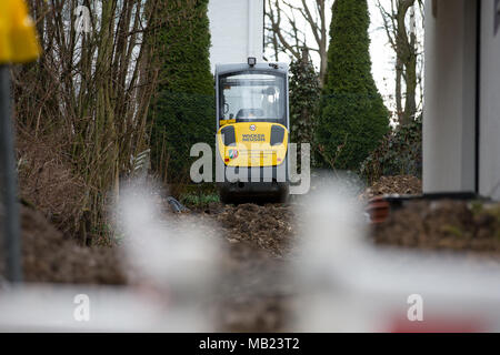 04 April 2018, Deutschland, Paderborn: ein Bagger aus dem Waffen und Munition Entsorgung auf dem Grundstück. Ein 1,8 Tonnen britisches dud war nur 80 cm U-Bahn während der Gartenarbeit gefunden. 26 000 Bewohner in einem 1 km Radius um die Bombe haben ihre Häuser für die Deaktivierung zu verlassen. Die Stadt plant, die größte Evakuierung in der Geschichte. Foto: Friso Gentsch/dpa Stockfoto