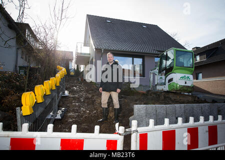 04 April 2018, Deutschland, Paderborn: Stefan Werth stehend auf seinem Grundstück. Ein 1,8 Tonnen britisches dud war nur 80 cm U-Bahn während der Gartenarbeit gefunden. 26 000 Bewohner in einem 1 km Radius um die Bombe haben ihre Häuser für die Deaktivierung zu verlassen. Die Stadt plant, die größte Evakuierung in der Geschichte. Foto: Friso Gentsch/dpa Stockfoto