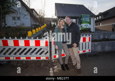 04 April 2018, Deutschland, Paderborn: Katja und Stefan Werth vor deren Eigentum. Ein 1,8 Tonnen britisches dud war nur 80 cm U-Bahn während der Gartenarbeit gefunden. 26 000 Bewohner in einem 1 km Radius um die Bombe haben ihre Häuser für die Deaktivierung zu verlassen. Die Stadt plant, die größte Evakuierung in der Geschichte. Foto: Friso Gentsch/dpa Stockfoto