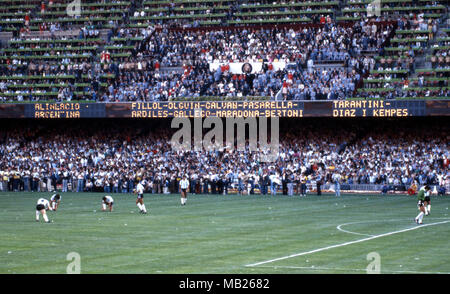 FIFA WM-Espana 1982 (Spanien 1982) 13.6.1982, Camp Nou, Barcelona. FIFA WM 1982 - Eröffnungsspiel (Gropup 3) Argentinien gegen Belgien. Argentinien Line-up auf der Anzeigetafel. Stockfoto