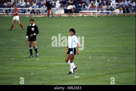 FIFA WM-Espana 1982 (Spanien 1982) 13.6.1982, Camp Nou, Barcelona. FIFA WM 1982 - Eröffnungsspiel (Gropup 3) Argentinien gegen Belgien. Diego Maradona (Argentinien) in seinem WM-Debüt. Stockfoto