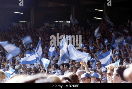 FIFA WM-Espana 1982 (Spanien 1982) 13.6.1982, Camp Nou, Barcelona. FIFA WM 1982 - Eröffnungsspiel (Gropup 3) Argentinien gegen Belgien. Argentinischen Fans. Stockfoto