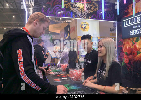 London, Großbritannien. 6. März 2018. Die 4 Vape Jam Übereinkommen im ExCel center zog Hunderte von vaping Enthusiasten und elektronische Zigarette Unternehmen in einer streng nicht rauchen Veranstaltungsort Credit: Amer ghazzal/Alamy leben Nachrichten Stockfoto