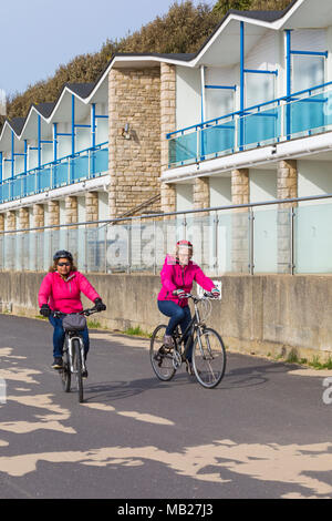 Poole, Dorset, Großbritannien. 6. April 2018. UK Wetter: zwei Damen Radfahren entlang der Promenade Credit: Carolyn Jenkins/Alamy leben Nachrichten Stockfoto