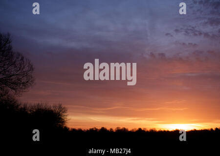 Fullerton, Hampshire, UK. 6. April 2018. UK Wetter: Sonnenaufgang über Fullerton Credit: Ben Rektor/Alamy leben Nachrichten Stockfoto