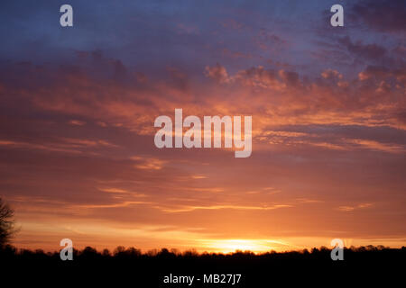 Fullerton, Hampshire, UK. 6. April 2018. UK Wetter: Sonnenaufgang über Fullerton Credit: Ben Rektor/Alamy leben Nachrichten Stockfoto