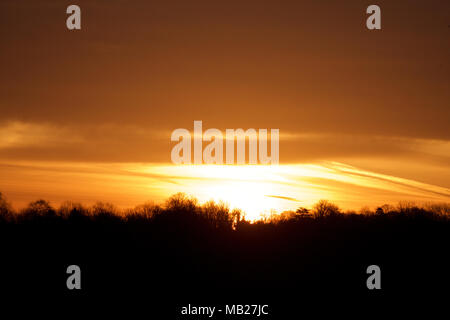 Fullerton, Hampshire, UK. 6. April 2018. UK Wetter: Sonnenaufgang über Fullerton Credit: Ben Rektor/Alamy leben Nachrichten Stockfoto