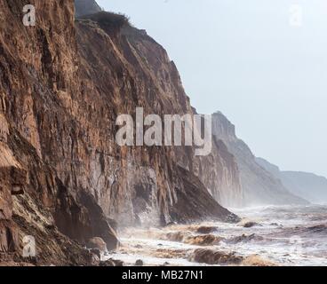 Zerbröckelnde Klippen von Sidmouth, Devon, an der Jurassic Coast. Regelmäßige rock fällt über die gesamte Felswand am Pennington Punkt stabilisiert. Stockfoto