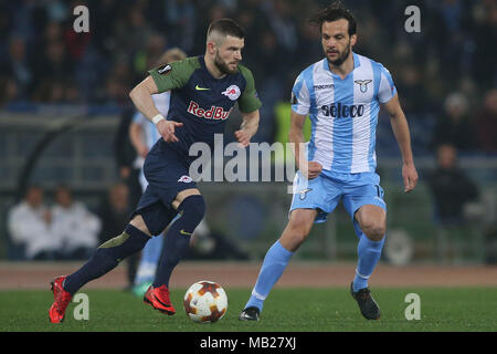 05.04.2018. Stadio Olimpico, Rom, Italien. Uefa Liga SS Lazio vs FC Salzburg. VALON BERISHA UND MARCO PAROLO in Aktion während des Spiels S.S. Lazio vs Salzburg im Stadio Olimpico in Rom. Stockfoto