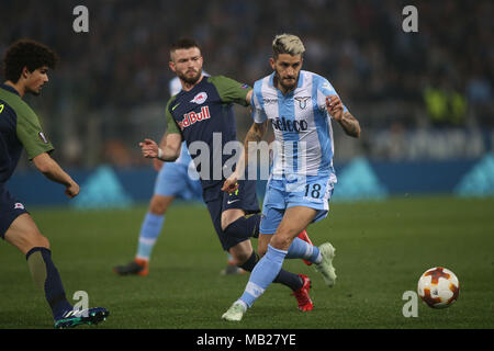 05.04.2018. Stadio Olimpico, Rom, Italien. Uefa Liga SS Lazio vs FC Salzburg. VALON BERISHA und Luis Alberto (LAZ) in Aktion während des Spiels S.S. Lazio Salzburg im Stadio Olimpico in Rom vs. Stockfoto