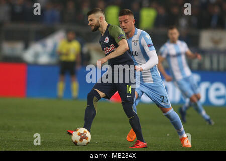 05.04.2018. Stadio Olimpico, Rom, Italien. Uefa Liga SS Lazio vs FC Salzburg. VALON BERISHA UND SAVIC in Aktion während des Spiels S.S. Lazio vs Salzburg im Stadio Olimpico in Rom. Stockfoto