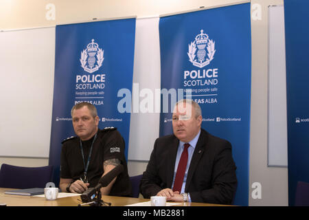 Paisley, Großbritannien. 6. April 2018. Abgebildet sind Chief Inspector Alan Bowater und Detective Chief Inspector Mark Bell. Polizei Schottland hat eine Pressekonferenz in einem Appell für Informationen gehalten, um zu helfen, findet der 47-Jährige, Julie Reilly, eine vermisste Person zuletzt in Govan, Glasgow gesehen, gegen 17:00 Uhr am Dienstag, den 6. Februar. Detective Chief Inspector Mark Bell und Chief Inspector Alan Bowater bot einen Überblick über die laufende Untersuchung. Eine Erklärung für die Familie wurde von Julie's Mutter gegeben, Margaret Hanlon (69), Julie's jüngere Schwester, Lynne Bryce (36). Credit: Iain McGuinness/Alamy leben Nachrichten Stockfoto