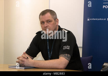 Paisley, Großbritannien. 6. April 2018. Abgebildet ist Chief Inspector Alan Bowater. Polizei Schottland hat eine Pressekonferenz in einem Appell für Informationen gehalten, um zu helfen, findet der 47-Jährige, Julie Reilly, eine vermisste Person zuletzt in Govan, Glasgow gesehen, gegen 17:00 Uhr am Dienstag, den 6. Februar. Detective Chief Inspector Mark Bell und Chief Inspector Alan Bowater bot einen Überblick über die laufende Untersuchung. Eine Erklärung für die Familie wurde von Julie's Mutter gegeben, Margaret Hanlon (69), Julie's jüngere Schwester, Lynne Bryce (36). Credit: Iain McGuinness/Alamy leben Nachrichten Stockfoto