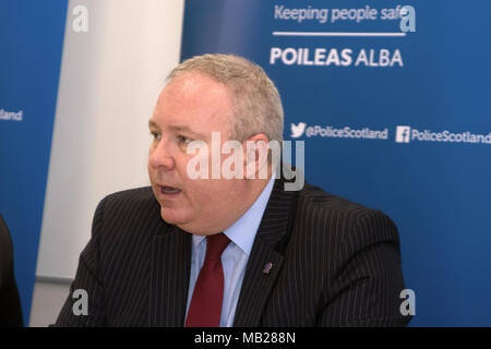 Paisley, Großbritannien. 6. April 2018. Abgebildet ist Detective Chief Inspector Mark Bell. Polizei Schottland hat eine Pressekonferenz in einem Appell für Informationen gehalten, um zu helfen, findet der 47-Jährige, Julie Reilly, eine vermisste Person zuletzt in Govan, Glasgow gesehen, gegen 17:00 Uhr am Dienstag, den 6. Februar. Detective Chief Inspector Mark Bell und Chief Inspector Alan Bowater bot einen Überblick über die laufende Untersuchung. Eine Erklärung für die Familie wurde von Julie's Mutter gegeben, Margaret Hanlon (69), Julie's jüngere Schwester, Lynne Bryce (36). Credit: Iain McGuinness/Alamy leben Nachrichten Stockfoto