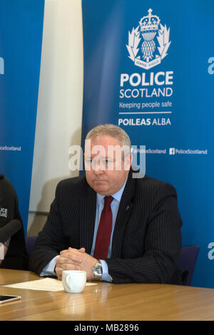 Paisley, Großbritannien. 6. April 2018. Abgebildet ist Detective Chief Inspector Mark Bell. Polizei Schottland hat eine Pressekonferenz in einem Appell für Informationen gehalten, um zu helfen, findet der 47-Jährige, Julie Reilly, eine vermisste Person zuletzt in Govan, Glasgow gesehen, gegen 17:00 Uhr am Dienstag, den 6. Februar. Detective Chief Inspector Mark Bell und Chief Inspector Alan Bowater bot einen Überblick über die laufende Untersuchung. Eine Erklärung für die Familie wurde von Julie's Mutter gegeben, Margaret Hanlon (69), Julie's jüngere Schwester, Lynne Bryce (36). Credit: Iain McGuinness/Alamy leben Nachrichten Stockfoto