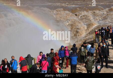 Linfen. 6 Apr, 2018. Touristen genießen die Aussicht bei Hukou Wasserfall malerischen Ort entlang des Gelben Flusses in Jixian County im Norden der chinesischen Provinz Shanxi, April 6, 2018, während des dreitägigen Qingming Festival Urlaub. Credit: Lyu Guiming/Xinhua/Alamy leben Nachrichten Stockfoto