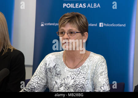 Paisley, Großbritannien. 6. April 2018. Abgebildet ist Julies Mutter Margaret Hanlon. Polizei Schottland hat eine Pressekonferenz in einem Appell für Informationen gehalten, um zu helfen, findet der 47-Jährige, Julie Reilly, eine vermisste Person zuletzt in Govan, Glasgow gesehen, gegen 17:00 Uhr am Dienstag, den 6. Februar. Detective Chief Inspector Mark Bell und Chief Inspector Alan Bowater bot einen Überblick über die laufende Untersuchung. Eine Erklärung für die Familie wurde von Julie's Mutter gegeben, Margaret Hanlon (69), Julie's jüngere Schwester, Lynne Bryce (36). Credit: Iain McGuinness/Alamy leben Nachrichten Stockfoto