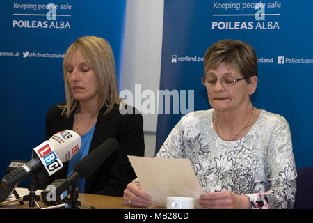 Paisley, Großbritannien. 6. April 2018. Abgebildet sind Julie's jüngere Schwester, Lynne Bryce (links), und Julies Mutter Margaret Hanlon (rechts). Polizei Schottland hat eine Pressekonferenz in einem Appell für Informationen gehalten, um zu helfen, findet der 47-Jährige, Julie Reilly, eine vermisste Person zuletzt in Govan, Glasgow gesehen, gegen 17:00 Uhr am Dienstag, den 6. Februar. Detective Chief Inspector Mark Bell und Chief Inspector Alan Bowater bot einen Überblick über die laufende Untersuchung. Eine Erklärung für die Familie wurde von Julie's Mutter gegeben, Margaret Hanlon (69), Julie's jüngere Schwester, Lynne Bryce (36). Credit: Iain McGuinness/Alamy Stockfoto