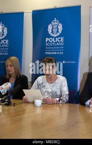 Paisley, Großbritannien. 6. April 2018. Abgebildet sind Julie's jüngere Schwester, Lynne Bryce, und Julies Mutter Margaret Hanlon. Polizei Schottland hat eine Pressekonferenz in einem Appell für Informationen gehalten, um zu helfen, findet der 47-Jährige, Julie Reilly, eine vermisste Person zuletzt in Govan, Glasgow gesehen, gegen 17:00 Uhr am Dienstag, den 6. Februar. Detective Chief Inspector Mark Bell und Chief Inspector Alan Bowater bot einen Überblick über die laufende Untersuchung. Eine Erklärung für die Familie wurde von Julie's Mutter gegeben, Margaret Hanlon (69), Julie's jüngere Schwester, Lynne Bryce (36). Credit: Iain McGuinness/Alamy leben Nachrichten Stockfoto