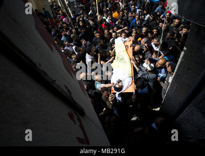 Gaza, Gaza, Palästina. 6 Apr, 2018. Palästinenser trauernde tragen die Körper der 30-jährige Thaer Rabaa während seiner Beerdigung im Flüchtlingslager Jabalia im nördlichen Gaza-Streifen Stripon April 6, 2018. Rabaa erschossen israelische Streitkräfte auf der Grenze zum Gazastreifen, das Gesundheitsministerium im Streifen sagte, als die Spannungen blieben die Tage nach dem 17 Menschen getötet wurden, als eine Massendemonstration zu Auseinandersetzungen geführt. Credit: Mahmoud Issa/Quds Net News/ZUMA Draht/Alamy leben Nachrichten Stockfoto