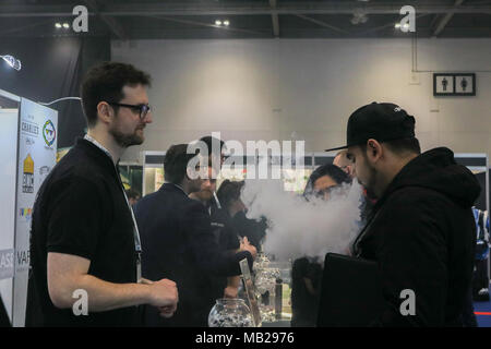 London, Großbritannien. 6. März 2018. Die 4 Vape Jam convention öffnet im ExCel center zieht Hunderte von vaping Enthusiasten in einem wachsenden Elektronische Zigarette Industrie in einer streng nicht rauchen Veranstaltungsort Credit: Amer ghazzal/Alamy leben Nachrichten Stockfoto
