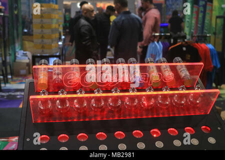 London, Großbritannien. 6. März 2018. Die 4 Vape Jam convention öffnet im ExCel center zieht Hunderte von vaping Enthusiasten in einem wachsenden Elektronische Zigarette Industrie in einer streng nicht rauchen Veranstaltungsort Credit: Amer ghazzal/Alamy leben Nachrichten Stockfoto