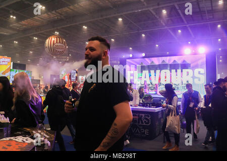 London, Großbritannien. 6. März 2018. Die 4 Vape Jam convention öffnet im ExCel center zieht Hunderte von vaping Enthusiasten in einem wachsenden Elektronische Zigarette Industrie in einer streng nicht rauchen Veranstaltungsort Credit: Amer ghazzal/Alamy leben Nachrichten Stockfoto
