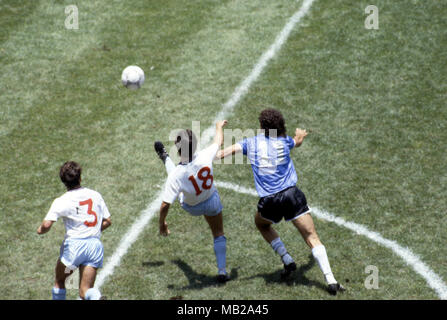 FIFA WM - Mexiko 1986 22.6.1986, Estadio Azteca, Mexico, D.F. Viertelfinale Argentina v England. England's Steve Hodge, unter presseure aus Argentinien Jorge Valdano, spielt den Ball zurück zu Peter Shilton. Diego Maradona schlich in den berühmten "Hand Gottes" Ziel. OBS. Nach diesem Rahmen habe ich die Kamera nach unten für eine zweite, lesen das Spiel so dass Peter Shilton leicht den Ball sammeln würde. Es war der schlimmste Fehler meiner beruflichen Karriere - vermisste ich das Foto einer Lebenszeit. Stockfoto