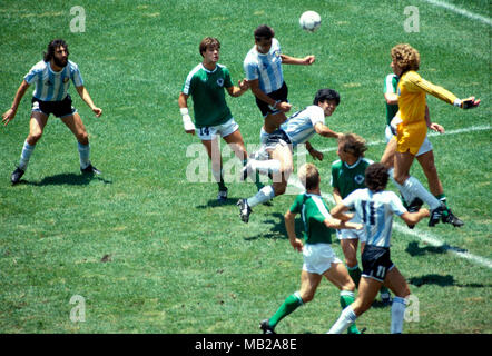 FIFA WM - Mexiko 1986 29.06.1986, Estadio Azteca, Mexico, D.F. Letzte Argentinien v West Deutschland. Jos Luis Brown leitet das erste Tor für Argentinien in der 23. Minute. Deutsche Torhüter Harald "Toni" Schumacher kam aus 'fangen Schmetterlinge". Vor Braun ist Diego Maradona, hinter Thomas Berthold (14). Gerade auf der linken Seite ist Sergio Batista. Stockfoto