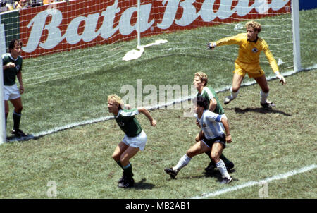 FIFA WM - Mexiko 1986 29.06.1986, Estadio Azteca, Mexico, D.F. Letzte Argentinien v West Deutschland. Diego Maradona (Argentinien) v Karlheinz Förster (Westdeutschland), Andreas Brehme, hinter Torhüter Harald Schumacher, in der Nähe von Post Lothar Matthäus. Stockfoto