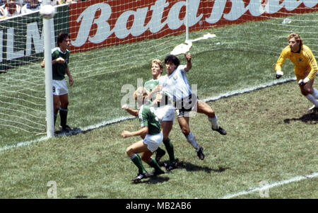 FIFA WM - Mexiko 1986 29.06.1986, Estadio Azteca, Mexico, D.F. Letzte Argentinien v West Deutschland. Diego Maradona (Argentinien) v Karlheinz Förster (Westdeutschland), Andreas Brehme, hinter Torhüter Harald Schumacher, in der Nähe von Post Lothar Matthäus. Stockfoto