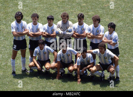 FIFA WM - Mexiko 1986 29.06.1986, Estadio Azteca, Mexico, D.F. Letzte Argentinien v West Deutschland. Argentinien, das beginnt, Line up, hintere Reihe, von links nach rechts: Sergio Batista, Jos Luis Cuciuffo, Julio Olarticoechea, Nery Pumpido, Jos Luis Brown, Oscar Ruggeri, Diego Maradona. Vorne, l bis r: Jorge Burruchaga, Ricardo Giusti, Htor Enrique, Jorge Valdano. Stockfoto